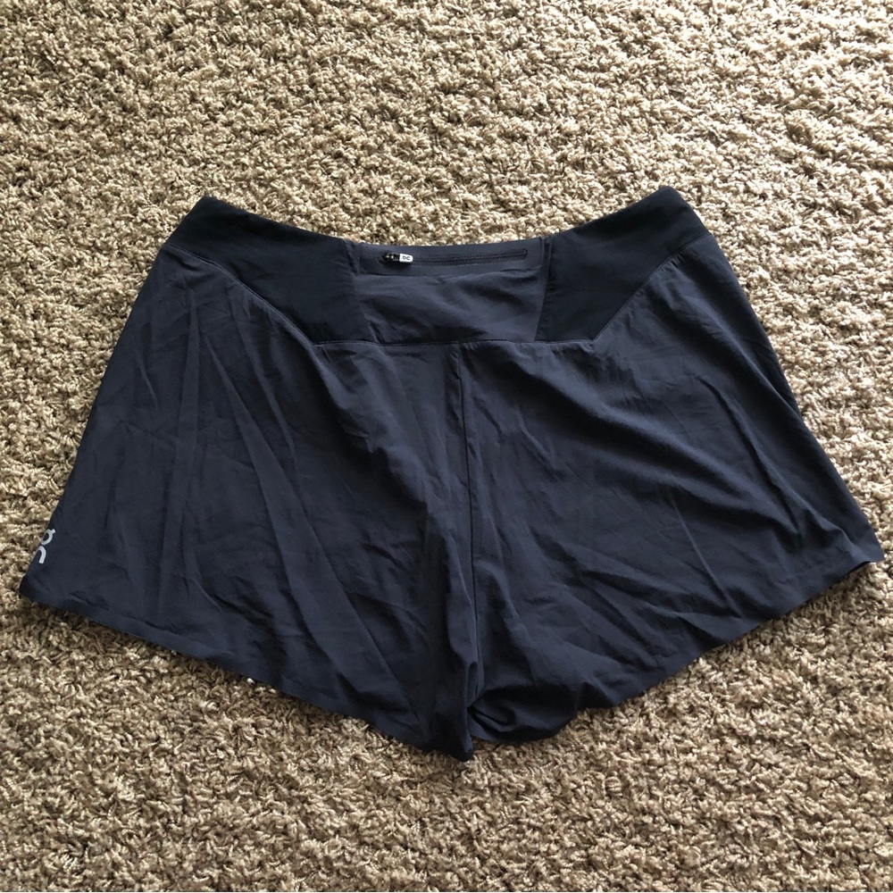 On Running Shorts Size Medium - image 4